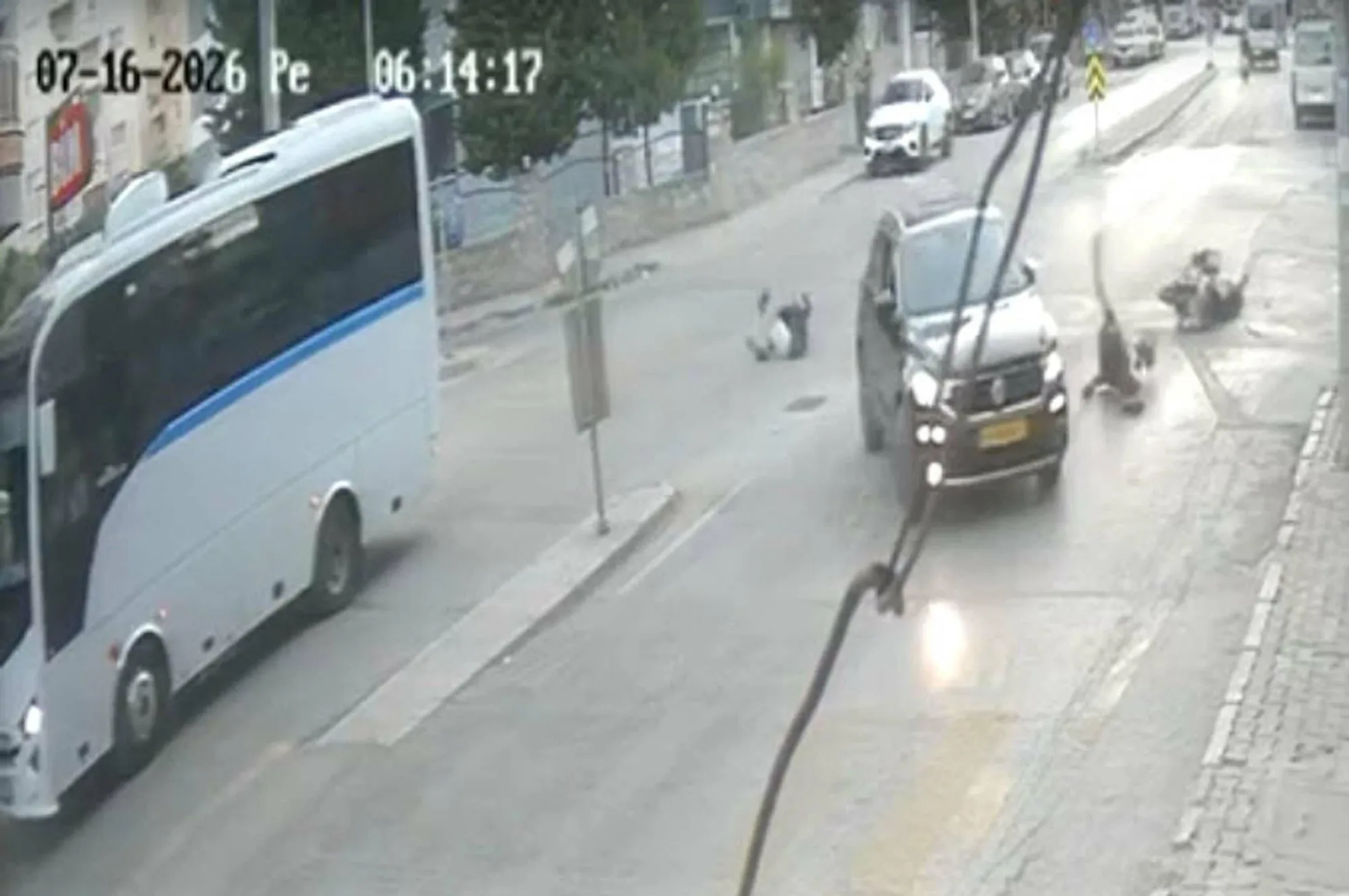Buca'da motosikletli sürücüyüye çarpan otomobil kaçtı: Kaza anı kamerada Buca'da motosikletli sürücüyüye çarpan otomobil kaçtı: Kaza anı kamerada