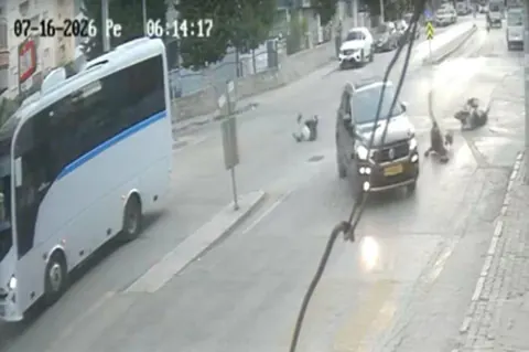 Buca'da motosikletli sürücüyüye çarpan otomobil kaçtı: Kaza anı kamerada
