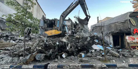 Yüksekova'nın Çehresi Değişiyor: Tarihi Yapının Yerine Modern İş Merkezi Yüksekova'nın Çehresi Değişiyor: Tarihi Yapının Yerine Modern İş Merkezi