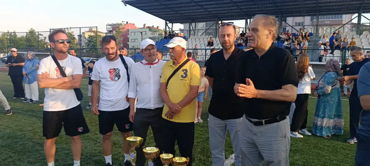 U-11 Liginde Şampiyonluk Kupası Bandırmagücü'nün Oldu U-11 Liginde Şampiyonluk Kupası Bandırmagücü'nün Oldu