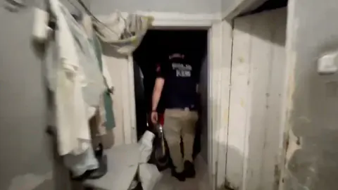 Adana'da Uyuşturucu Operasyonu: 375 Bin Captagon Ele Geçirildi, 5 Adrese Baskın Adana'da Uyuşturucu Operasyonu: 375 Bin Captagon Ele Geçirildi, 5 Adrese Baskın