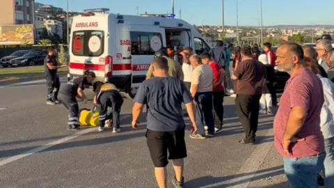 Karabük'te yaya kavşakta otomobile çarptı: Korkunç anlar kamerada