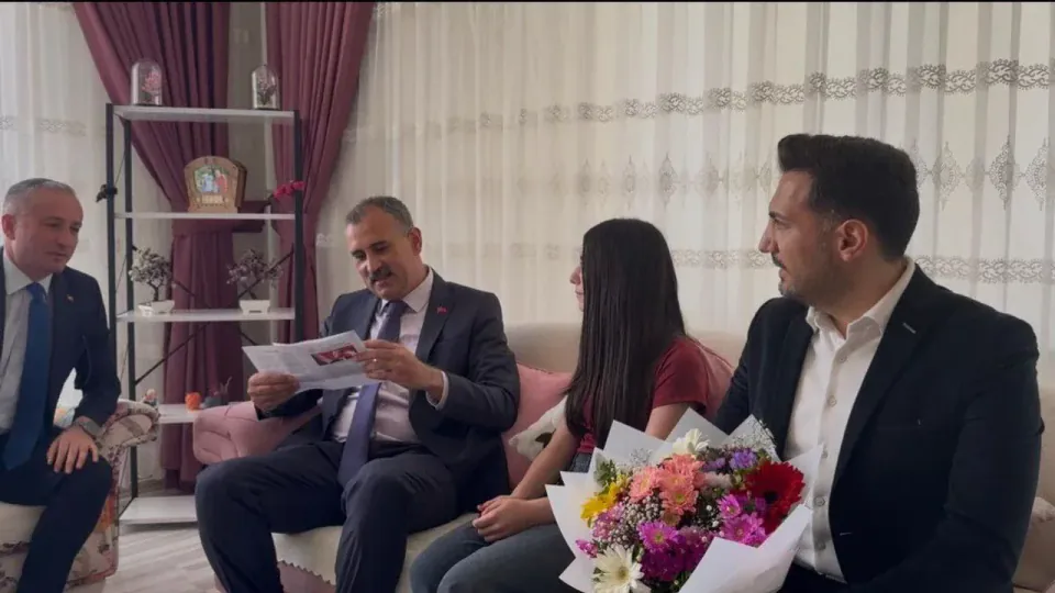 Ağrı'da Eğitimde Fırsat Eşitliği: Elif Havva'nın Başarısına Vali Bozkurt'tan Destek görseli