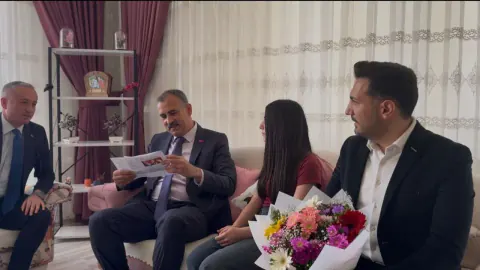 Ağrı'da Eğitimde Fırsat Eşitliği: Elif Havva'nın Başarısına Vali Bozkurt'tan Destek