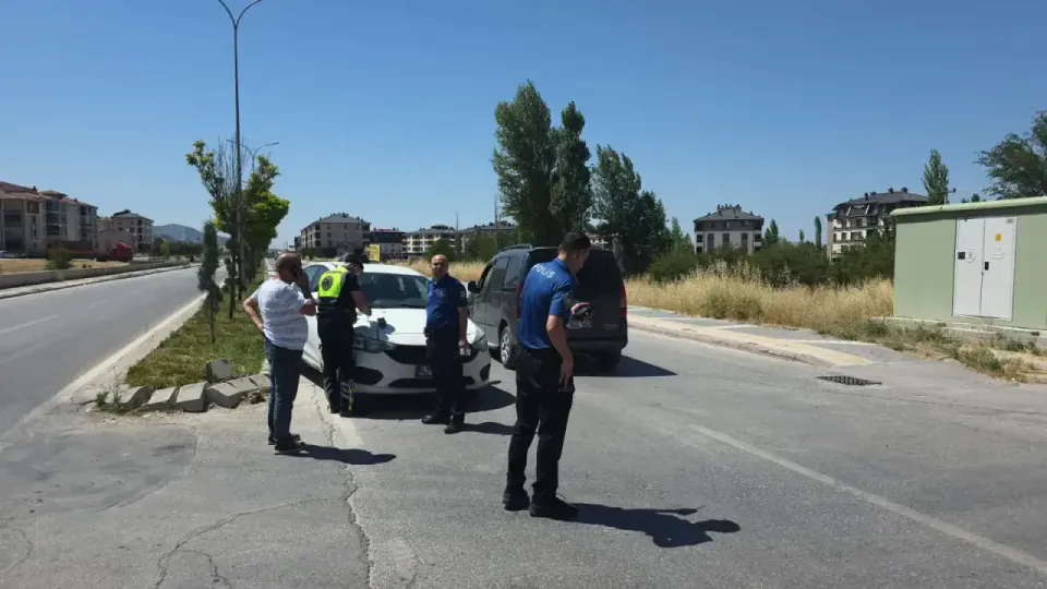 Kütahya Şehit Ömer Halisdemir Bulvarı'nda trafik kazası: 1 yaralı görseli