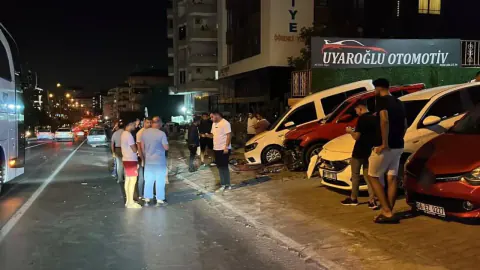 Alanya'da kontrolden çıkan Fiat Tofaş oto galeride 3 araca çarptı: Sürücü hafif yaralandı