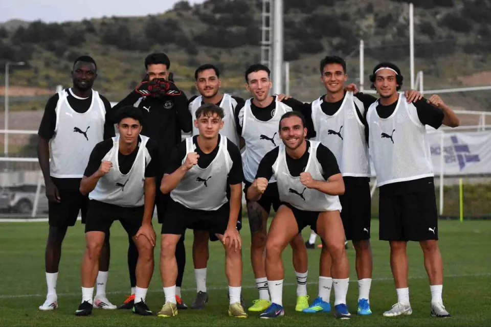Manisa FK, Trendyol 1. Lig'de Boluspor Karşılaşması Öncesi Sahaya İndi görseli