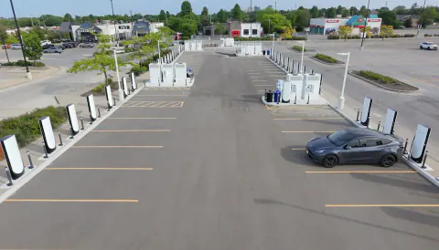 Tesla Kanada'nın En Büyük Süper Şarj İstasyonunu Ontario'da Açtı