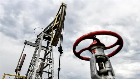 Brent petrol varili 102,99 dolara yükseldi: Arz riskleri piyasayı yönlendiriyor
