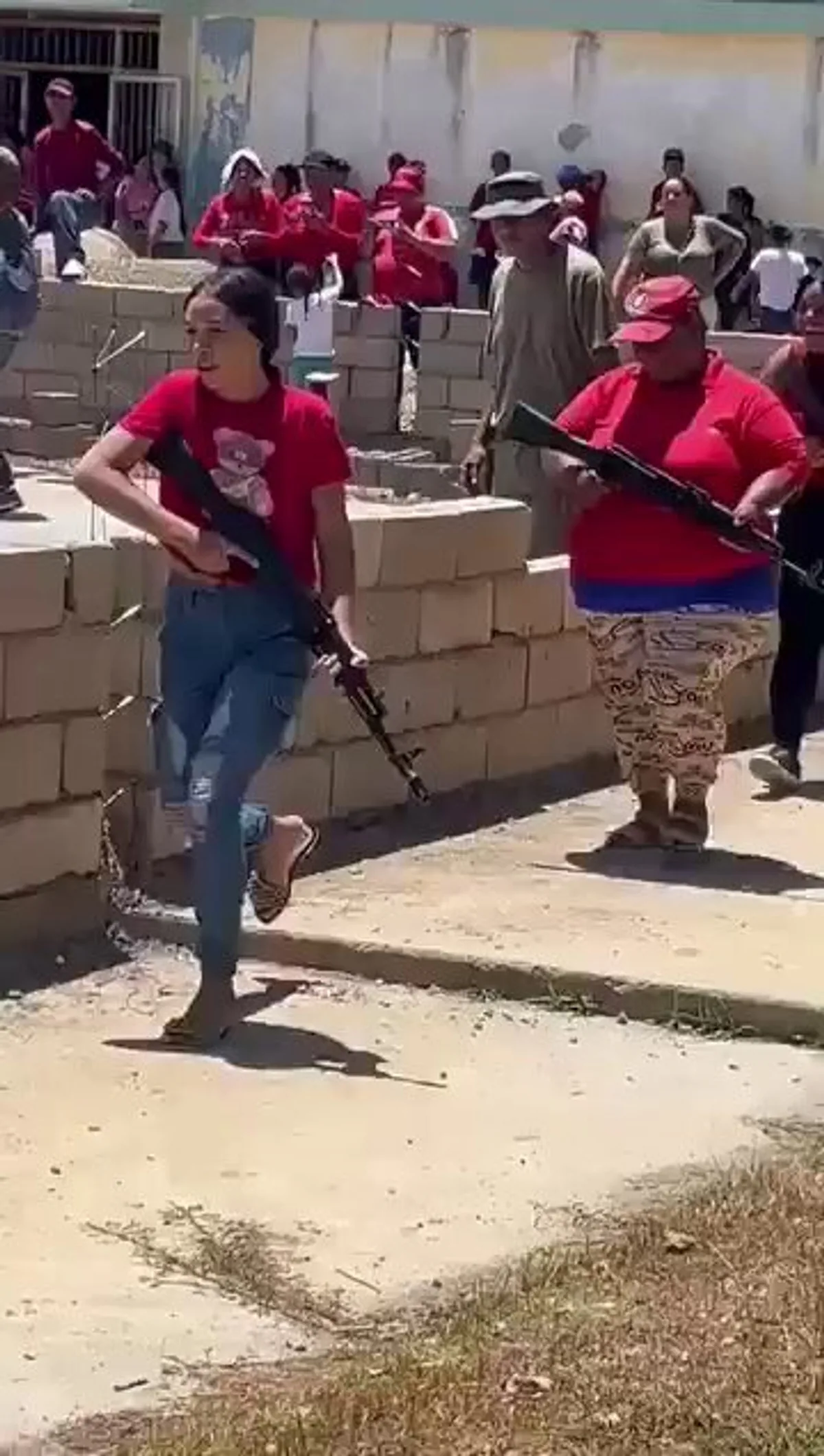 Venezuela'da ABD Gerilimiyle Sivillere AK 103 Tüfekleriyle Eğitim Veriliyor Venezuela'da ABD Gerilimiyle Sivillere AK 103 Tüfekleriyle Eğitim Veriliyor