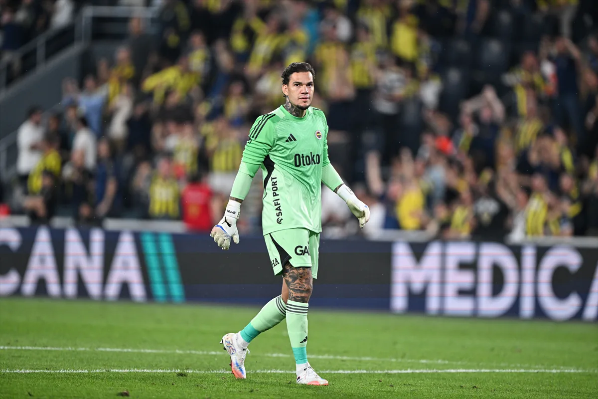 Ederson'dan Kırmızı Kart Açıklaması: "Rakip Rahat Oynamamızı Sağladı" Ederson'dan Kırmızı Kart Açıklaması: "Rakip Rahat Oynamamızı Sağladı"