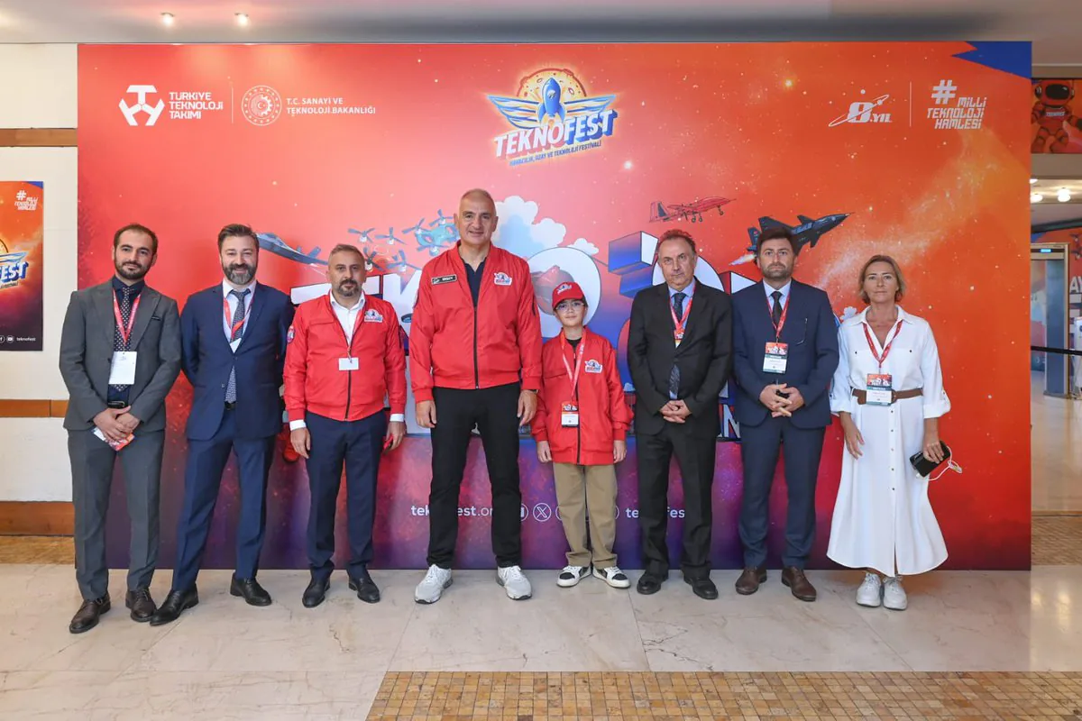 TEKNOFEST'te Geleceğin Teknolojileri Sergilendi: Bakan Ersoy Ziyaret Etti TEKNOFEST'te Geleceğin Teknolojileri Sergilendi: Bakan Ersoy Ziyaret Etti