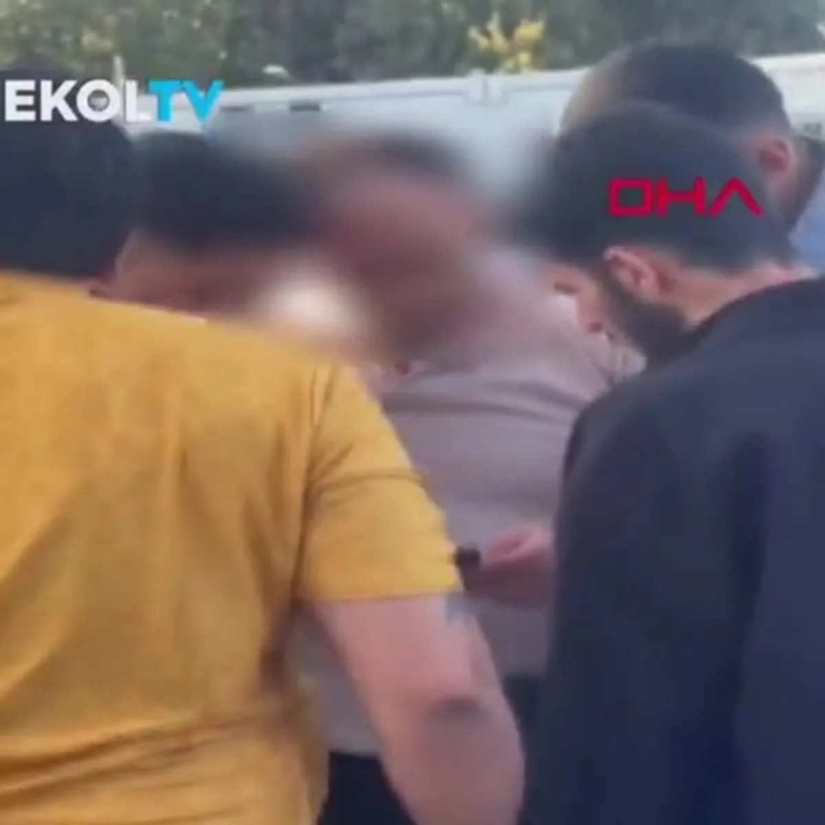 İstanbul'da 16 Yaşındaki Kız Çocuğuna Yönelik Saldırı: Şüpheli Vatandaşlar Tarafından Dövüldü İstanbul'da 16 Yaşındaki Kız Çocuğuna Yönelik Saldırı: Şüpheli Vatandaşlar Tarafından Dövüldü