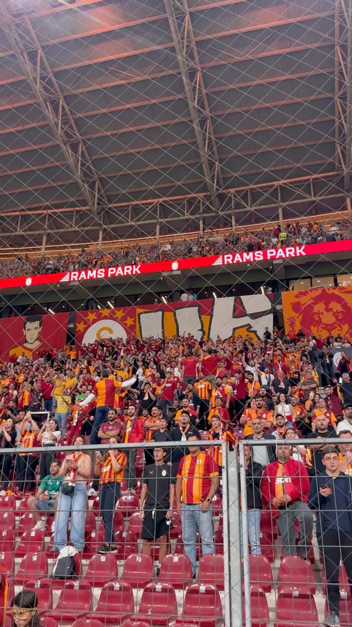 İlkay Gündoğan'dan Galatasaray Taraftarına Anlamlı Selam İlkay Gündoğan'dan Galatasaray Taraftarına Anlamlı Selam