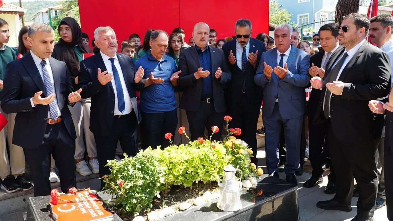 Şehit Öğretmen Aybüke Yalçın'ın İsmindeki Hüzünlü Sır: Hocalı Katliamı Detayı Şehit Öğretmen Aybüke Yalçın'ın İsmindeki Hüzünlü Sır: Hocalı Katliamı Detayı