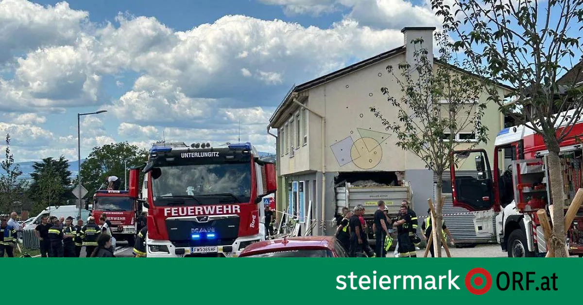Avusturya'da Dehşet Anları: Kamyon Kuaför Salonuna Girdi, 1 Ölü Avusturya'da Dehşet Anları: Kamyon Kuaför Salonuna Girdi, 1 Ölü