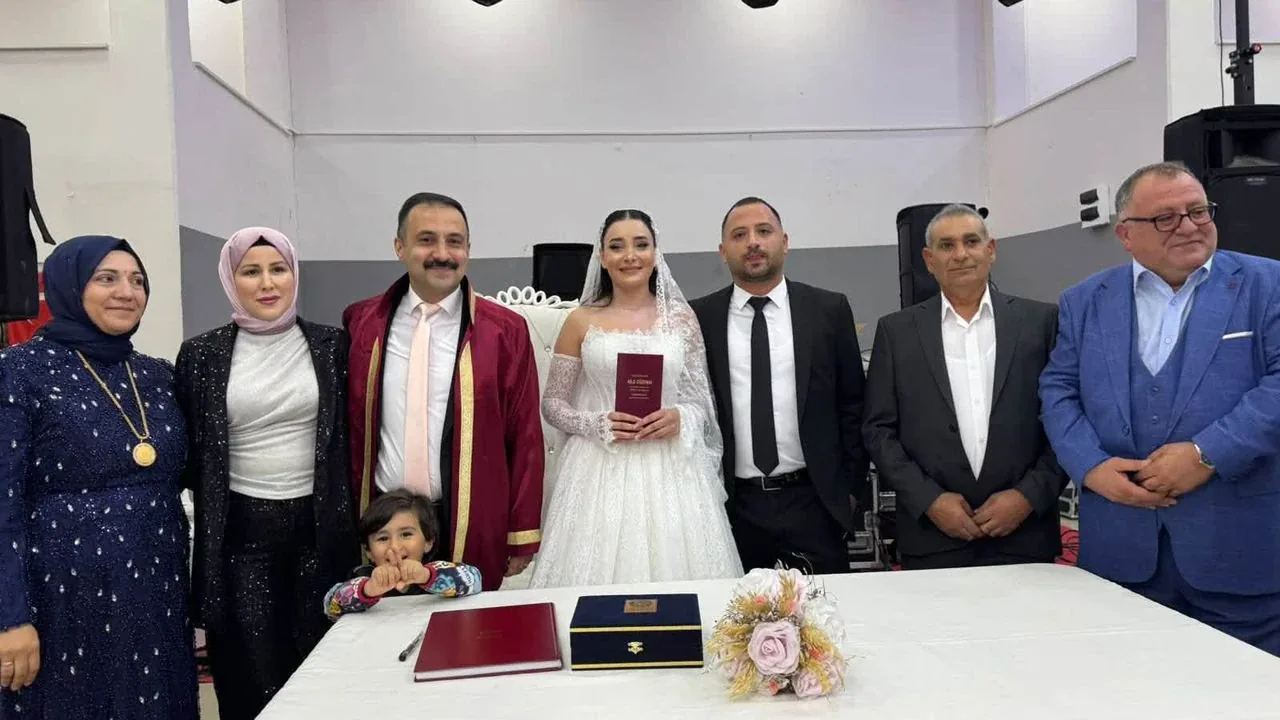 İğneada Belediye Başkanı Altuğ Erdem, Rabia Kocabey ve Onur Gökçınar'ı Evlendirdi İğneada Belediye Başkanı Altuğ Erdem, Rabia Kocabey ve Onur Gökçınar'ı Evlendirdi
