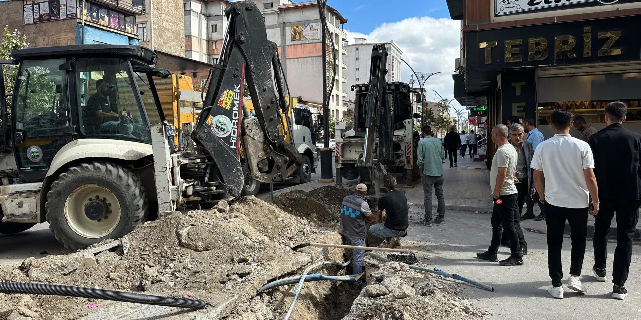 Yüksekova'da Cengiz Topel Caddesi'nde doğalgaz çalışmaları hızlandı Yüksekova'da Cengiz Topel Caddesi'nde doğalgaz çalışmaları hızlandı