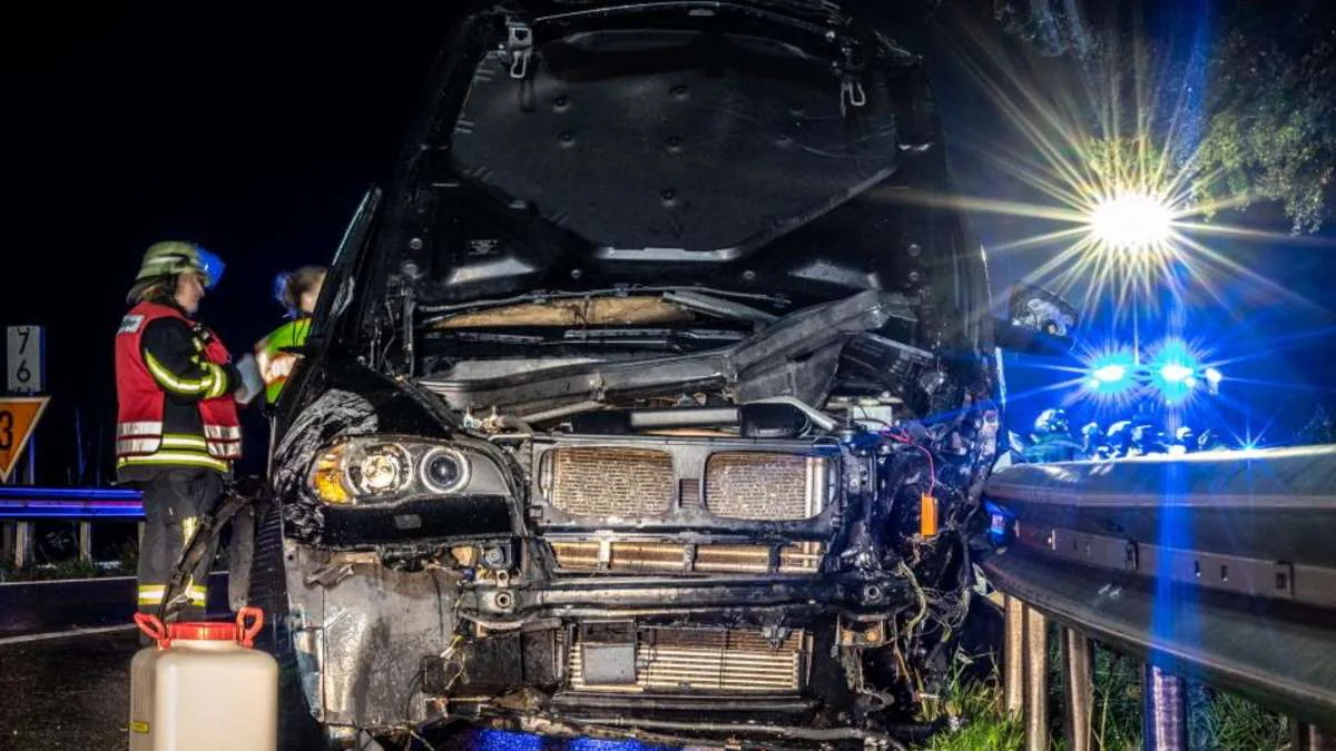 Almanya'da B304'te Önlü Çarpışma: 7 Yaralı, Yol Tamamen Kapatıldı Almanya'da B304'te Önlü Çarpışma: 7 Yaralı, Yol Tamamen Kapatıldı