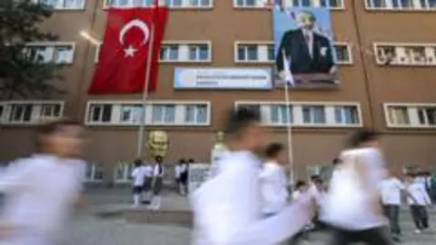 Maarif Modeli geçişinin son yılında okullar: İki müfredat, tek çatı alt nasıl yönetilecek?