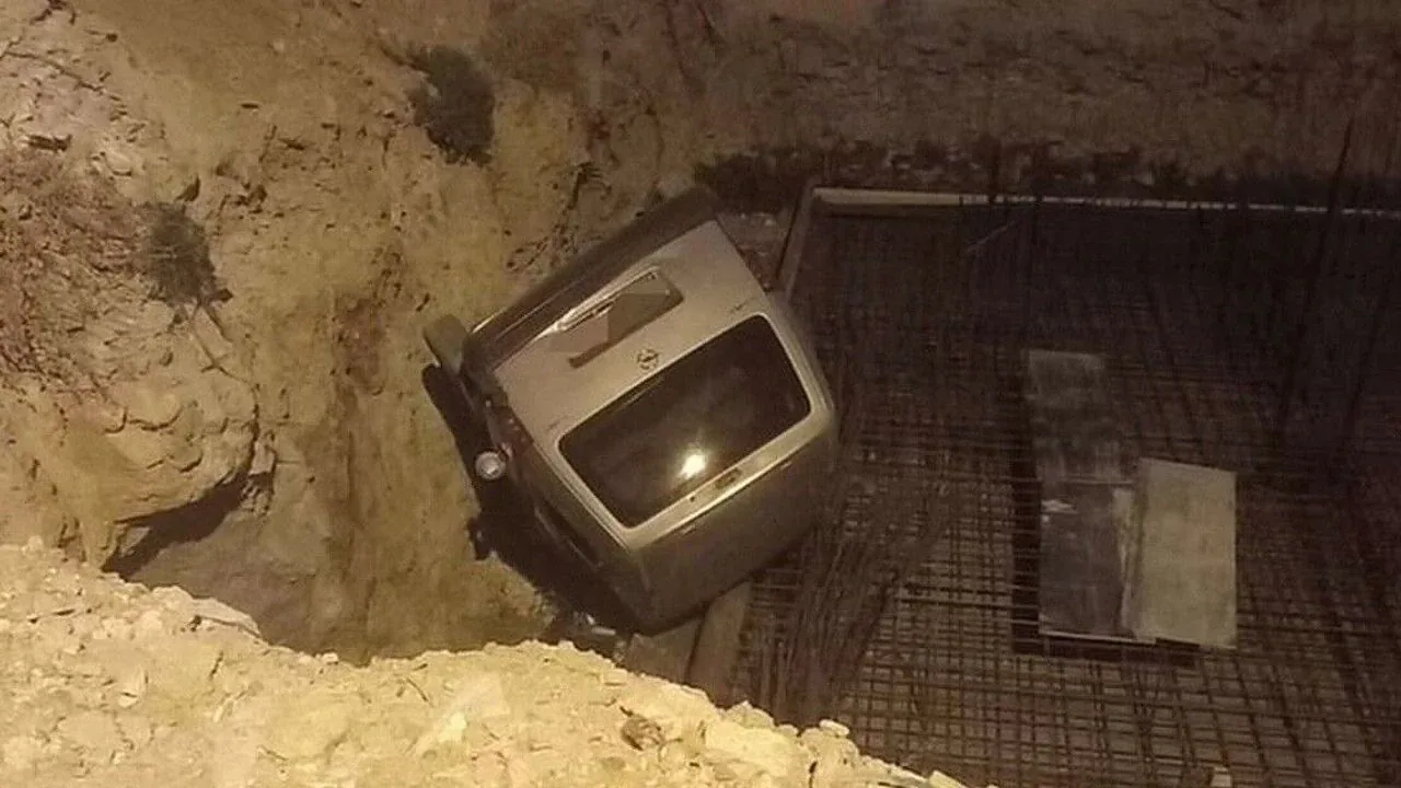 Anamur'da kardeşe aracıyla çarptı, temel çukuruna uçuştu: 2 yaralı Anamur'da kardeşe aracıyla çarptı, temel çukuruna uçuştu: 2 yaralı