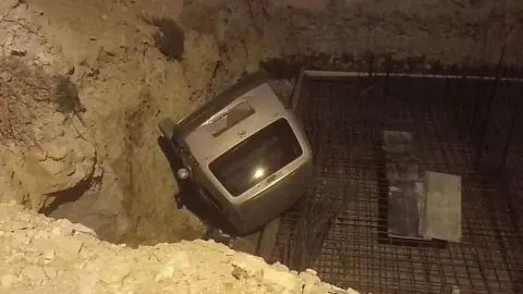 Anamur'da kardeşe aracıyla çarptı, temel çukuruna uçuştu: 2 yaralı