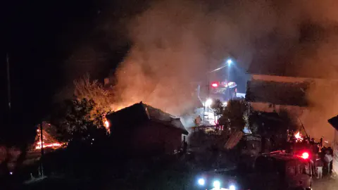 Kütahya Domaniç'te Yangın: 6 Samanlık ve 1 Ahır Kül Oldu, Hayvanlar Kurtarıldı