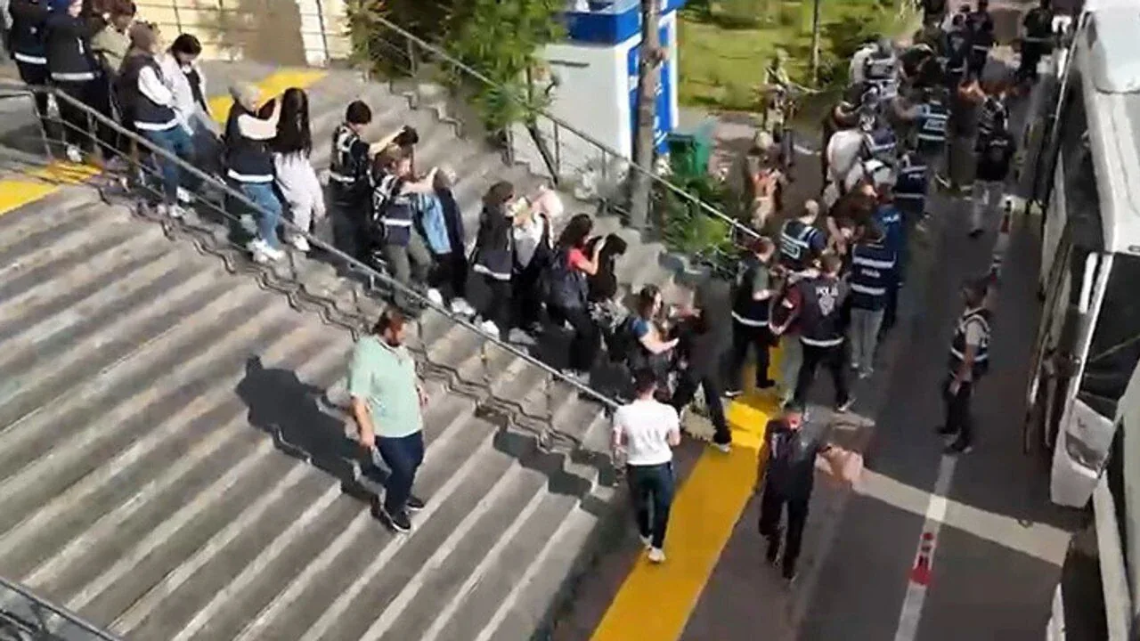 7 İlde Modem Dolandırıcılığı Operasyonu: 17 Bin Mağdur ve 31 Tutuklama 7 İlde Modem Dolandırıcılığı Operasyonu: 17 Bin Mağdur ve 31 Tutuklama