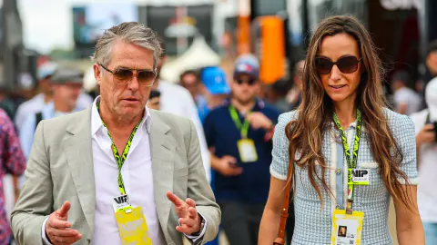 Hugh Grant ve eşi Anna Eberstein, Taylor Swift'ın düğününden hemen sonra F1'de görüldü