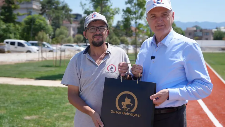 Düzce'de Dürüstlük Örneği: Altın Dolu Çantayı Teslim Eden İşçiye Ödül görseli