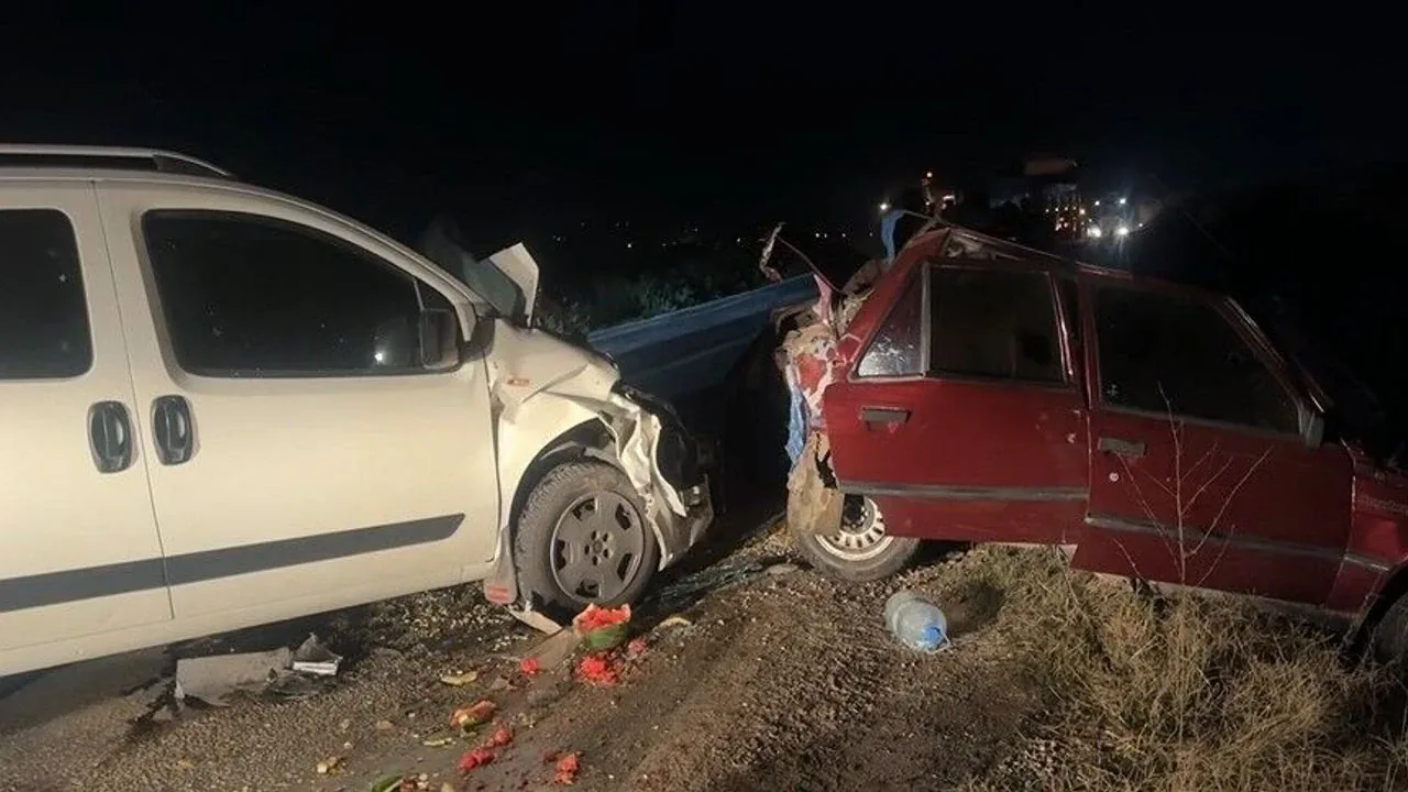 Trafik kazasında 5 yaralı: Sürücüler de hastaneye kaldırıldı Trafik kazasında 5 yaralı: Sürücüler de hastaneye kaldırıldı