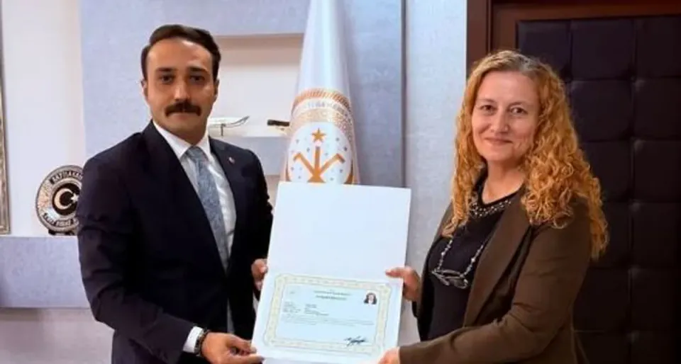 Gemerek Kaymakamı Koca, İncesu'ye tayin olan Müdür Berk'e başarı belgesi takdim etti görseli