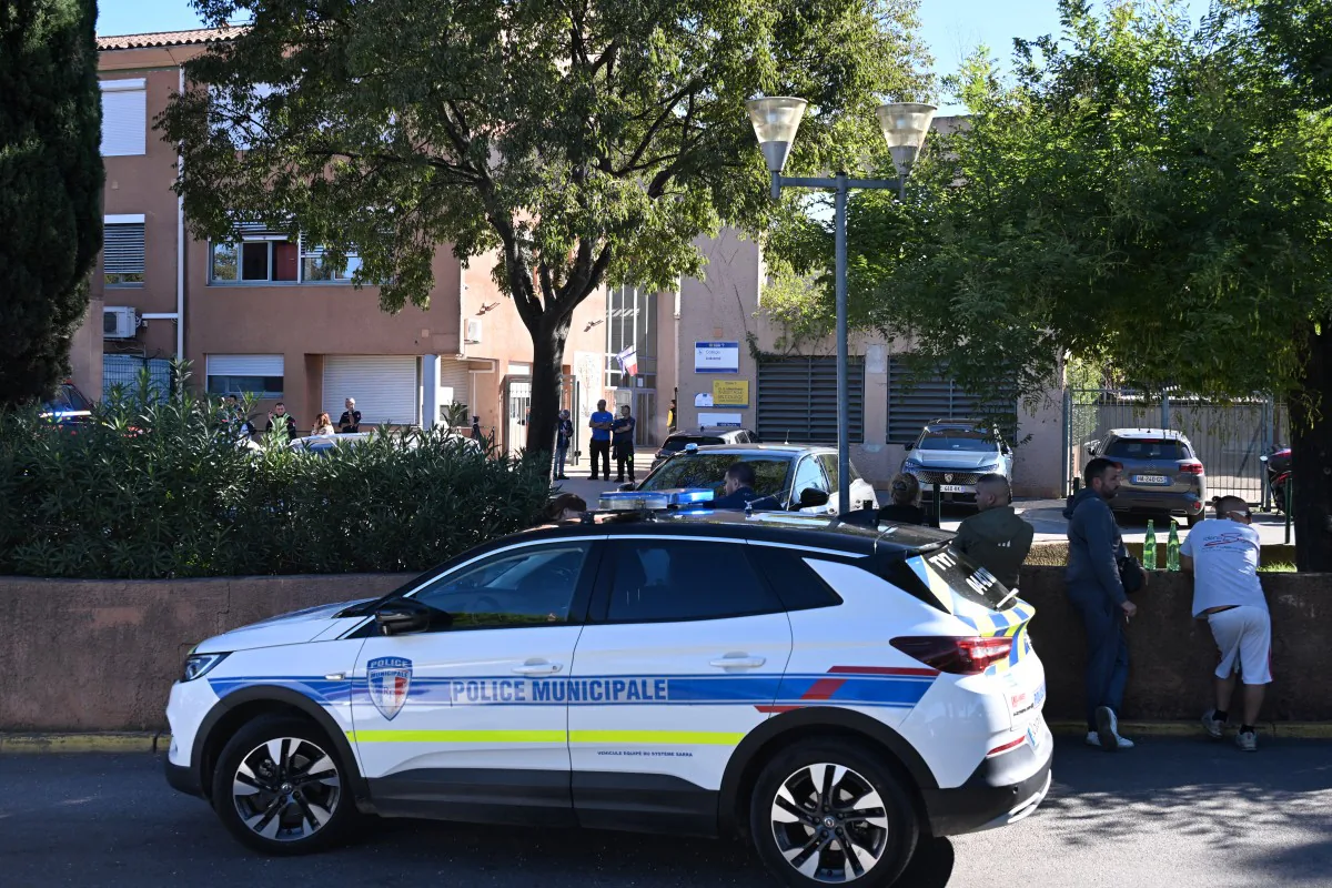 Fransa'da 14 yaşındaki öğrenci okul müdürünü ve öğretmeni av tüfeğiyle yaraladı Fransa'da 14 yaşındaki öğrenci okul müdürünü ve öğretmeni av tüfeğiyle yaraladı