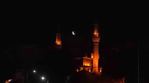 İstanbul'da Estetik Şölen: Mihrimah Sultan Camii'nde Hilal Manzarası