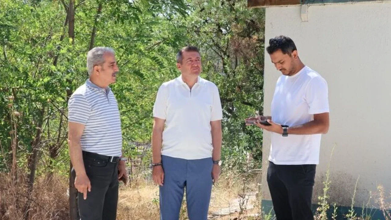 Murat Hüdavendigar Ortaokulu'na Yeni Yatırım: Bahçe ve Halı Saha Planı Murat Hüdavendigar Ortaokulu'na Yeni Yatırım: Bahçe ve Halı Saha Planı