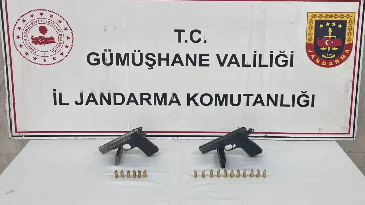 Kürtün'de jandarma operasyonu: Ruhsatsız iki tabanca ele geçirildi, 2 şüpheli tutuklandı Kürtün'de jandarma operasyonu: Ruhsatsız iki tabanca ele geçirildi, 2 şüpheli tutuklandı