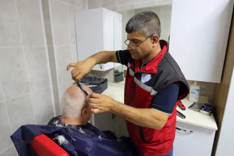 Yalova Belediyesi huzurevi sakinlerine ücretsiz kuaför hizmeti sundu