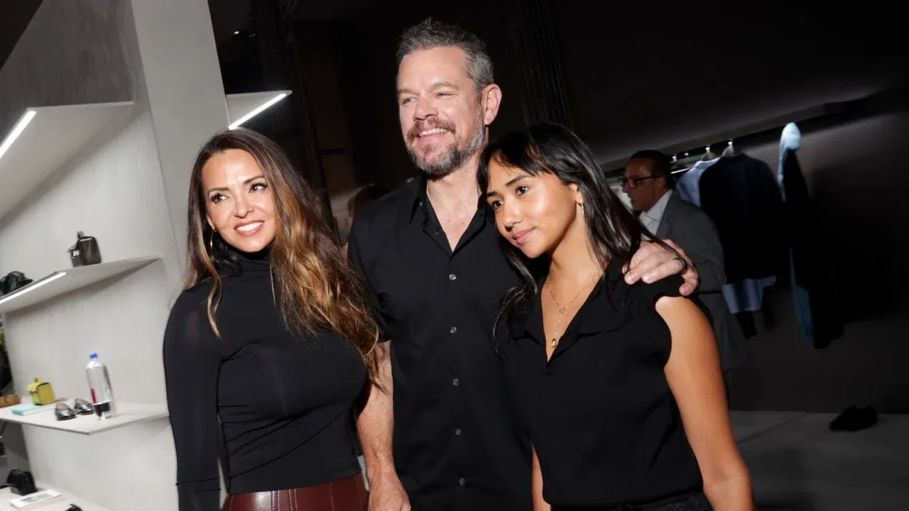Matt Damon'dan Sürpriz Aile Pozu: Nadiren Görülen Üvey Kızı İlk Kez Kırmızı Halıda Matt Damon'dan Sürpriz Aile Pozu: Nadiren Görülen Üvey Kızı İlk Kez Kırmızı Halıda görseli
