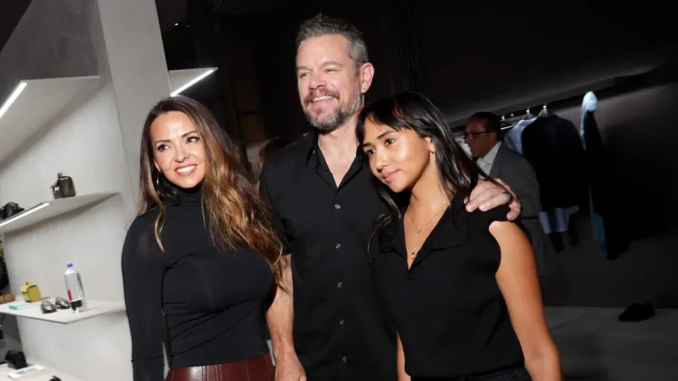 Matt Damon'dan Sürpriz Aile Pozu: Nadiren Görülen Üvey Kızı İlk Kez Kırmızı Halıda görseli