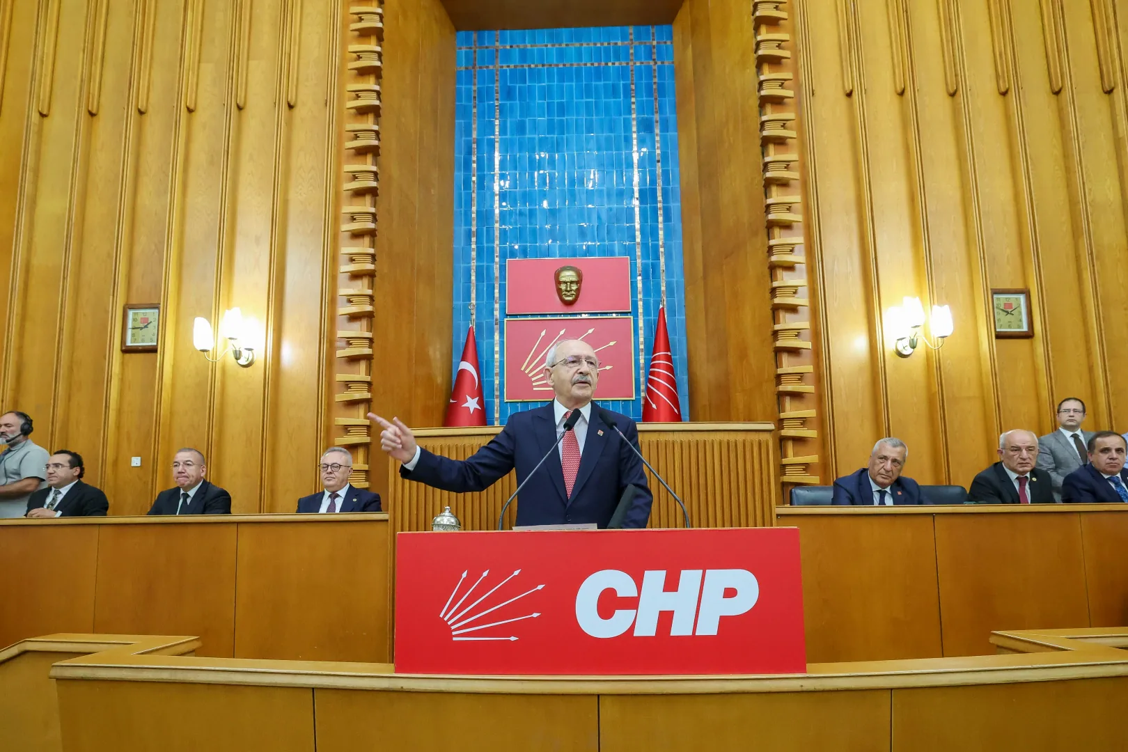 Kemal Kılıçdaroğlu'dan TBMM'de Sert Çıkış: 'Saray ve Şürekası Krallar Gibi Yaşıyor' Kemal Kılıçdaroğlu'dan TBMM'de Sert Çıkış: 'Saray ve Şürekası Krallar Gibi Yaşıyor'