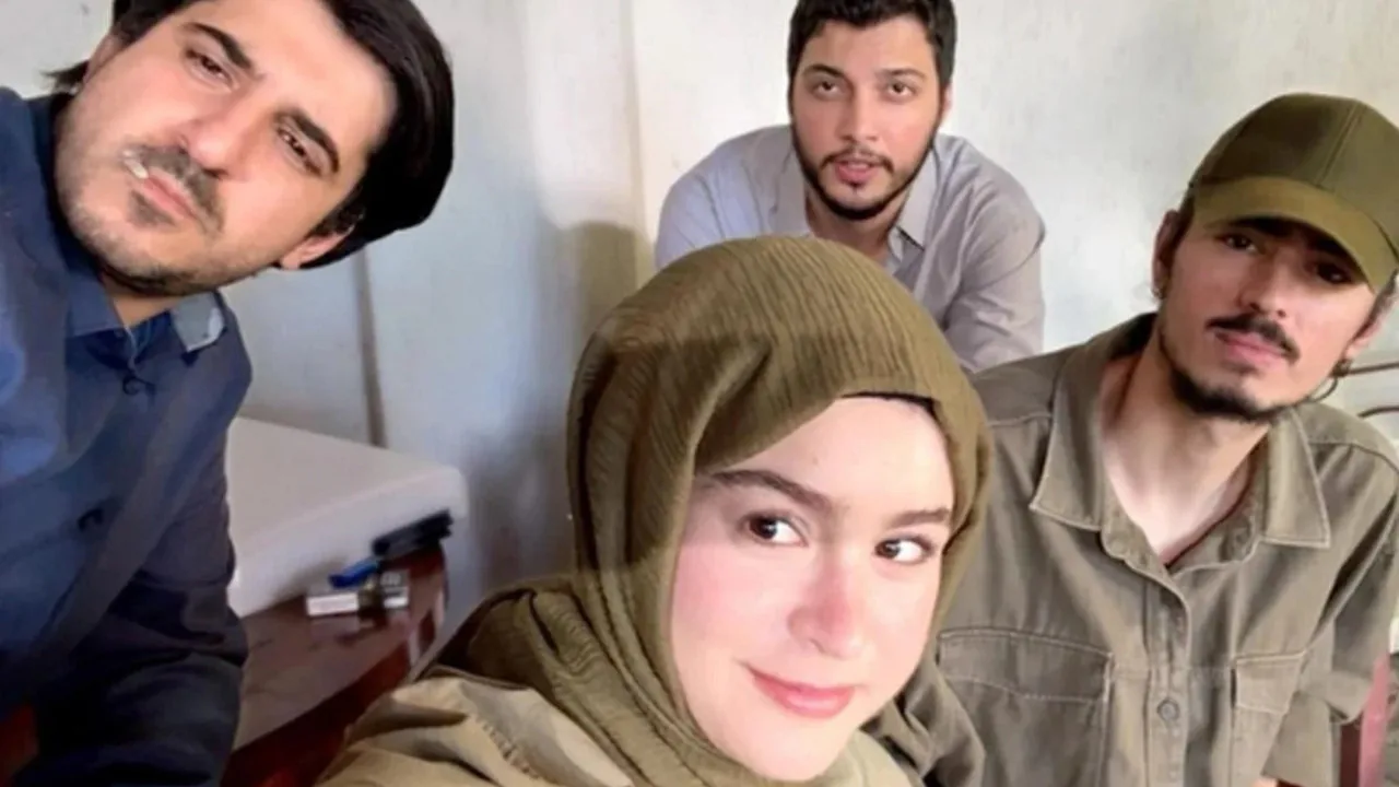 Asena Keskinci'den Radikal Değişim: Yeni Film Projesi İçin Tesettürlü İmaj Asena Keskinci'den Radikal Değişim: Yeni Film Projesi İçin Tesettürlü İmaj