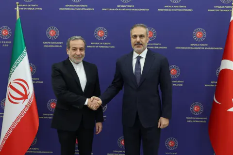 Bakan Fidan ve İranlı Mevkidaşı Arakçi Arasında Kritik Görüşme