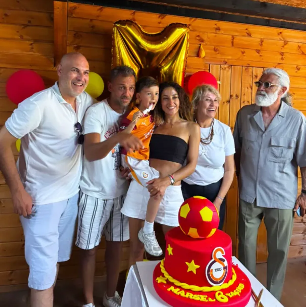 Erkan Kolçak Köstendil ve Cansu Tosun'dan Örnek Davranış: Çocukları İçin Bir Araya Geldiler Erkan Kolçak Köstendil ve Cansu Tosun'dan Örnek Davranış: Çocukları İçin Bir Araya Geldiler