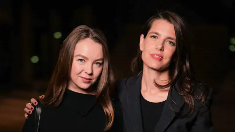 Paris Moda Haftası'nda Prenses Alexandra ve Charlotte Casiraghi: Siyah'ta kardeş uyumu