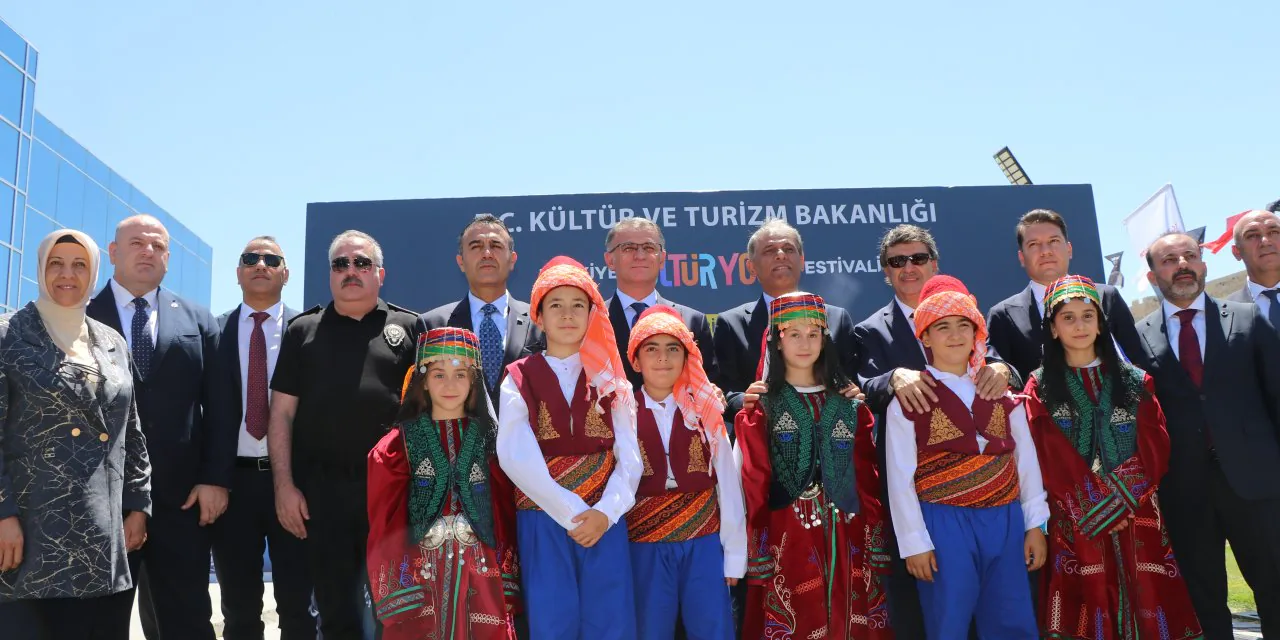 Türkiye Kültür Yolu Festivali Van'da Başladı: Etkinlik Programı ve Detaylar Türkiye Kültür Yolu Festivali Van'da Başladı: Etkinlik Programı ve Detaylar
