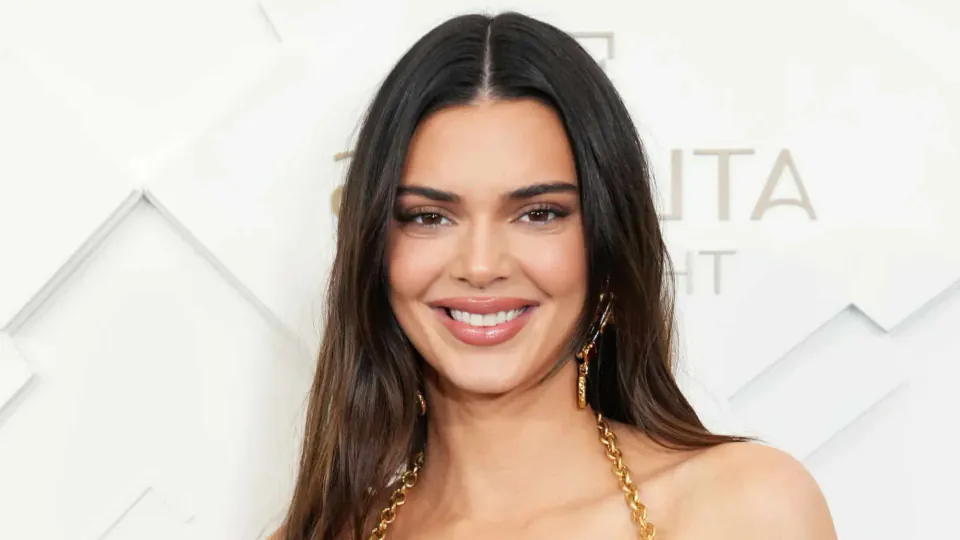 Kylie Jenner'dan Cesur Tercih: Yeni Ürün Lansmanında Şeffaf Elbise Gündem Oldu görseli