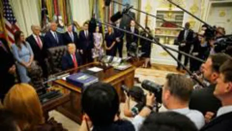 Trump, Politico, CNN ve MSNBC'yi Beyaz Saray'a kapattı: Basın özgürlüğü tartışması alevlendi Trump, Politico, CNN ve MSNBC'yi Beyaz Saray'a kapattı: Basın özgürlüğü tartışması alevlendi