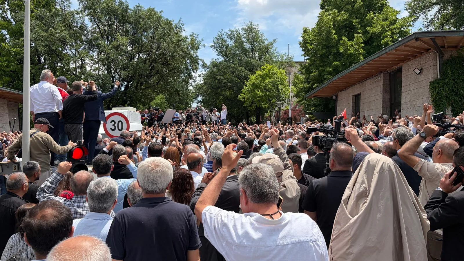 Özgür Özel TBMM Dikmen Kapısı önündeki kalabalığa seslendi Özgür Özel TBMM Dikmen Kapısı önündeki kalabalığa seslendi