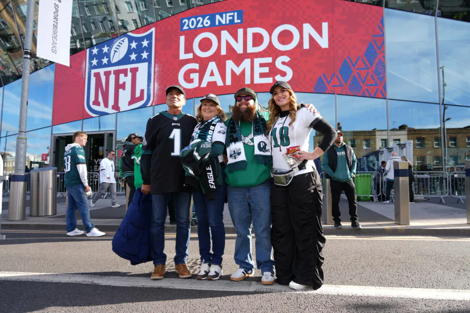 Londra'da NFL tarihi: Eagles-Jaguars maçında ilk snap'tan önce iki oyuncu atıldı görseli