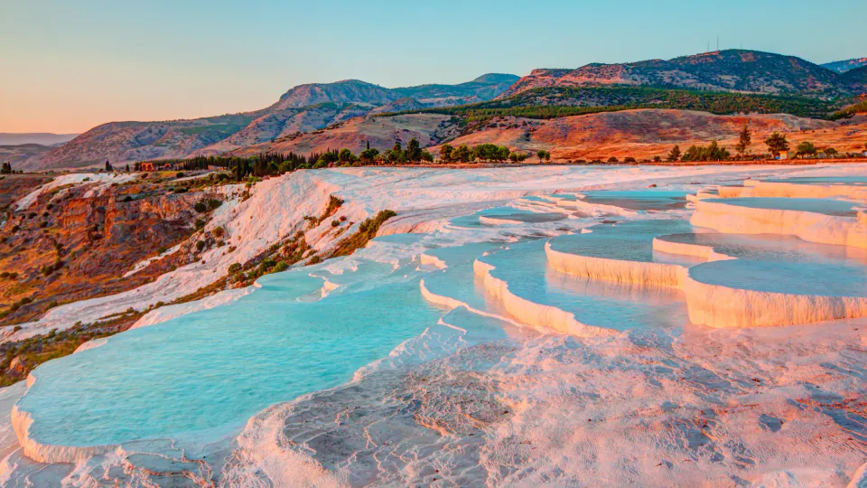 Pamukkale'de Korkutan Yangın: Hierapolis ve Travertenler Tehdit Altında görseli